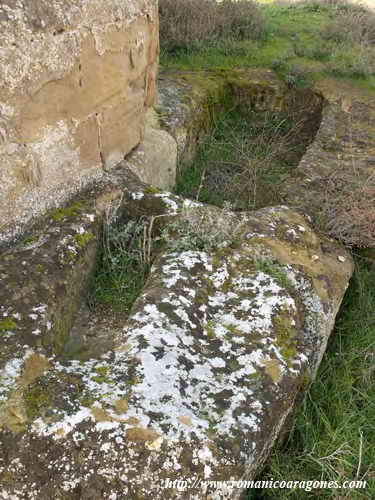 TUMBAS ANTROPOMORFAS AL PIE DEL ABSIDIOLO NORTE